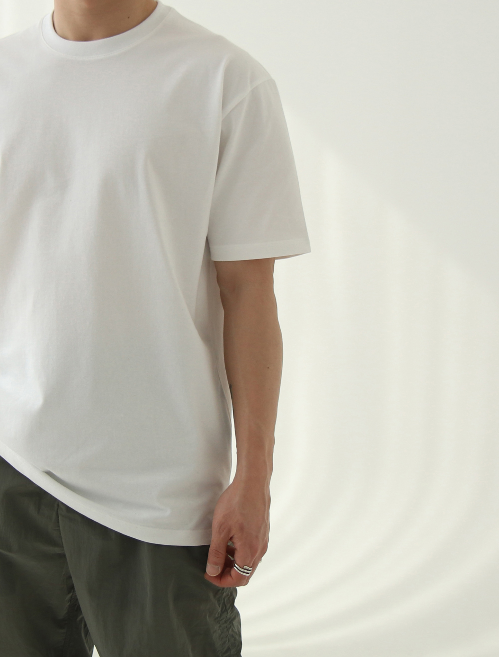 반팔 티셔츠 모델 착용 이미지-S1L8
